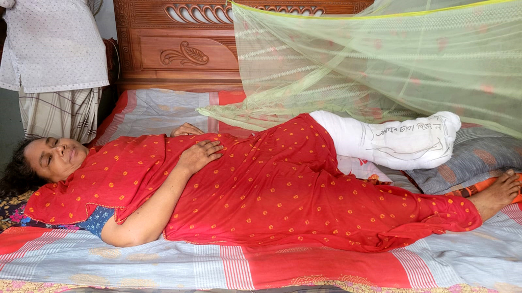 সরকারি চিকিৎসক ক্লিনিকের মালিক, পায়ে অস্ত্রোপচারের পর ড্রিলের ফলা রেখেই করলেন সেলাই