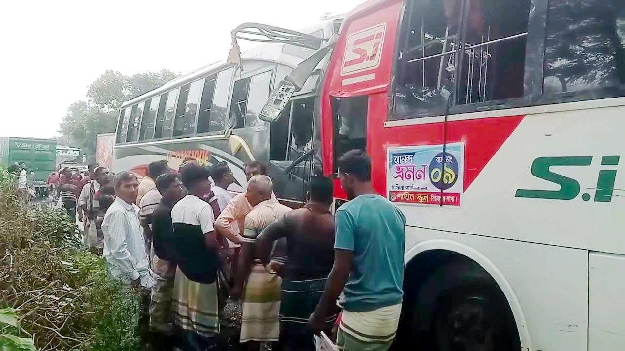 স্কুলের বনভোজনের বাসের সঙ্গে যাত্রীবাহী বাসের সংঘর্ষ, আহত ৩০