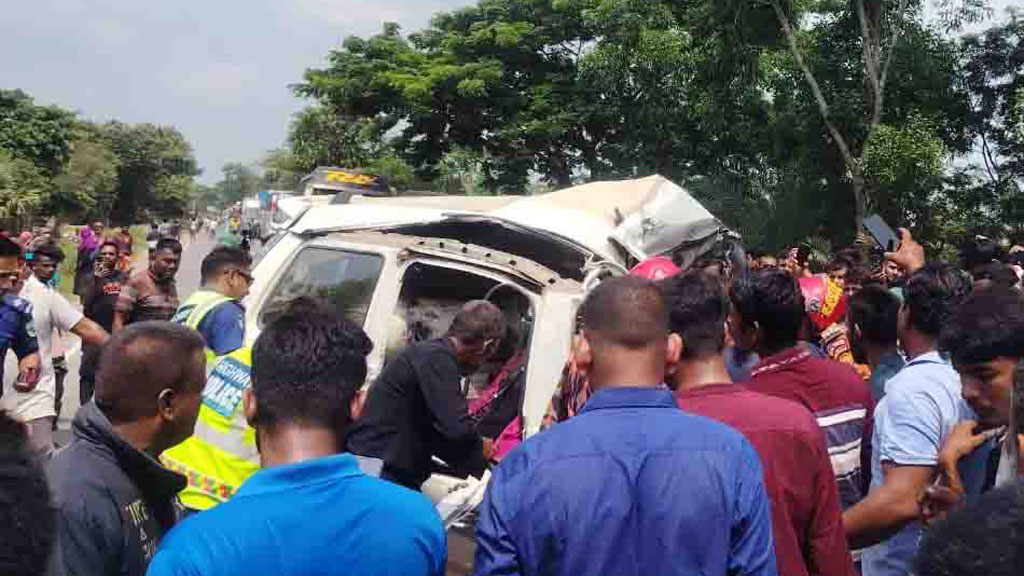 বড়াইগ্রামে সড়ক দুর্ঘটনায় এক পরিবারের ৭ জনসহ নিহত ৮
