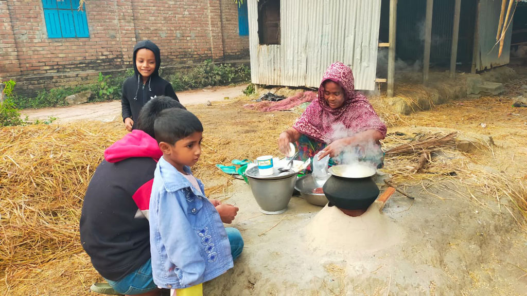 শীতের পিঠায় জীবনের ভার টানছেন মা-মেয়ে