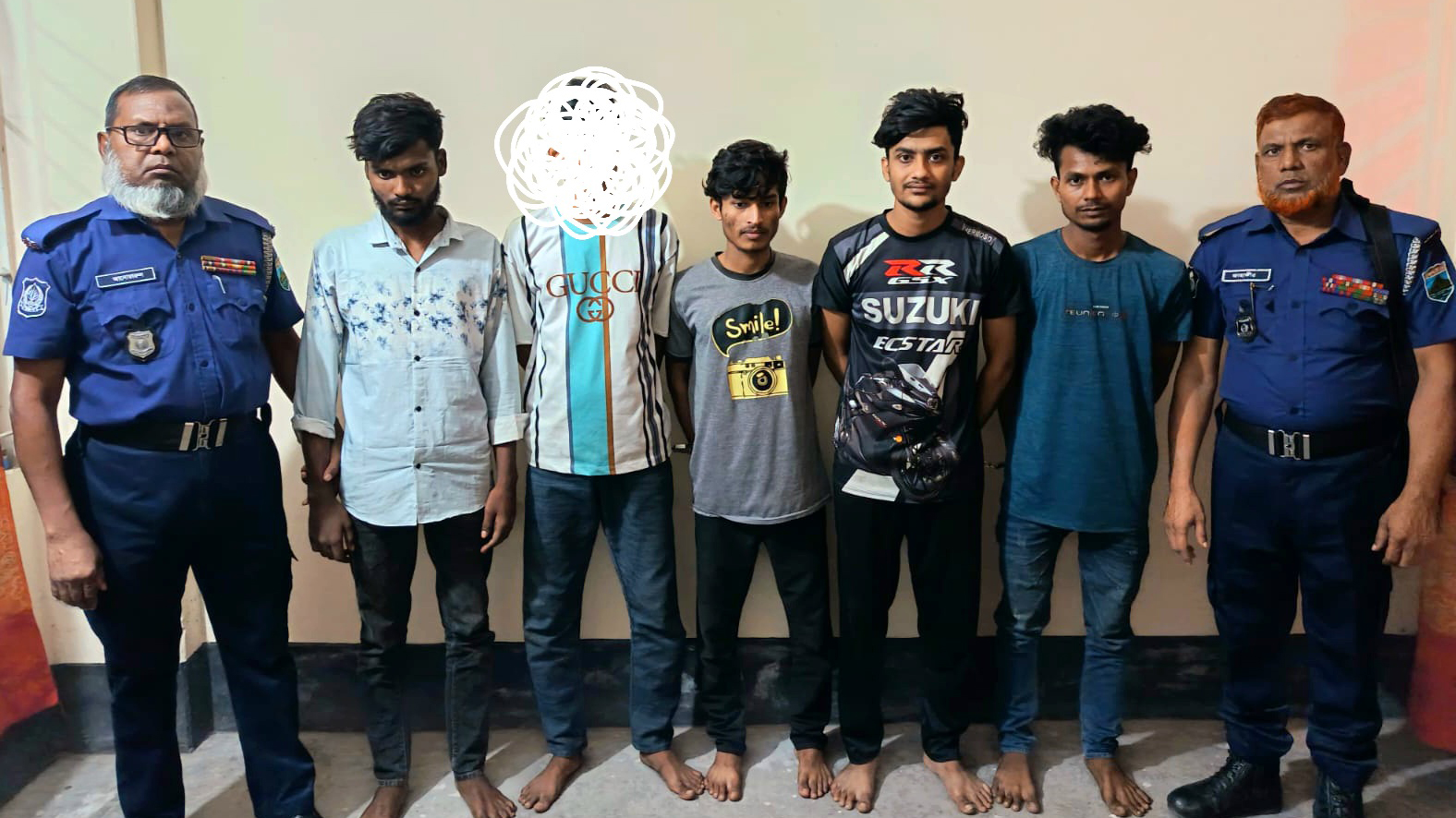 লালপুরে হ্যাকিং চক্রের ৫ সদস্য আটক