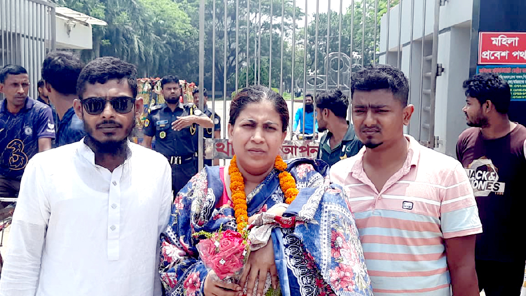 দেড় মাসের শিশুকে নিয়ে কারাগারে যাওয়া সেই যুব মহিলা লীগ নেত্রী জামিনে মুক্তি পেলেন