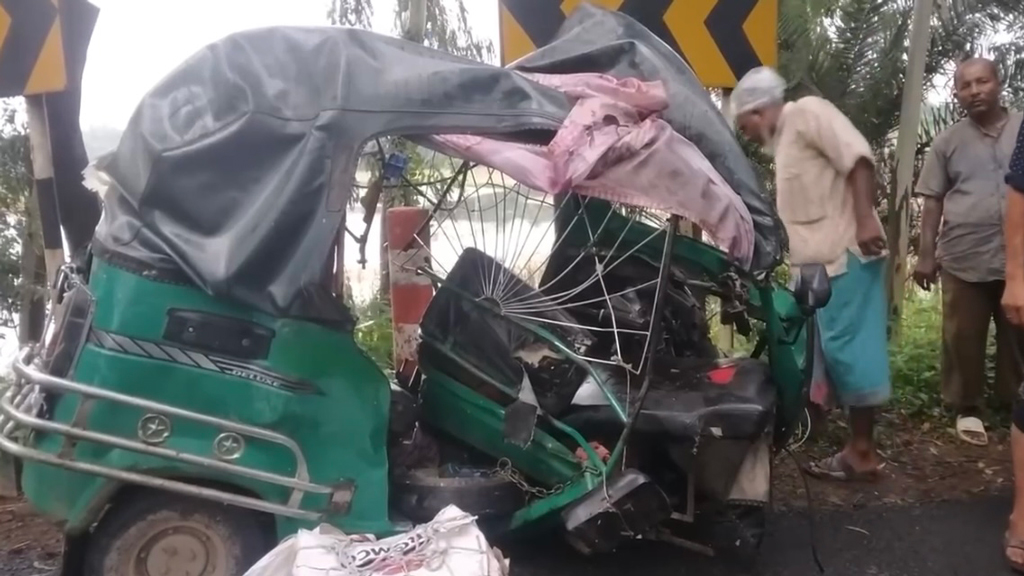 নাটোরে বাস-অটোরিকশার সংঘর্ষে নিহতের সংখ্যা বেড়ে ৪