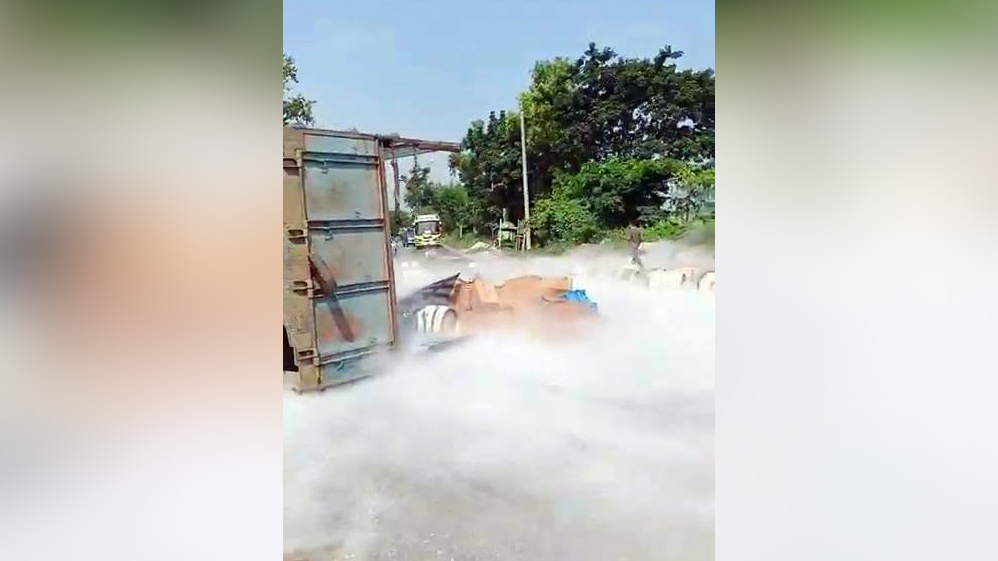 মহাসড়কে উল্টে গেল নাইট্রোজেনবাহী ট্রাক, আতঙ্কে স্থানীয়রা