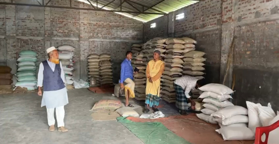 নাটোর গুদাম থেকে ১৫০ বস্তা চাল লুট