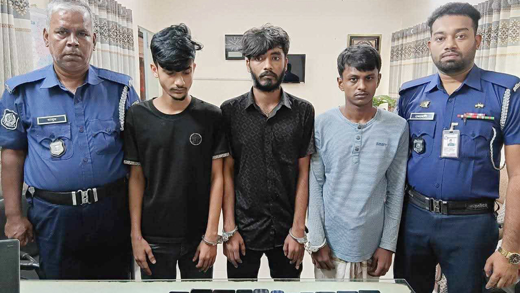 লালপুরে বিশেষ অভিযানে তিন হ্যাকার গ্রেপ্তার