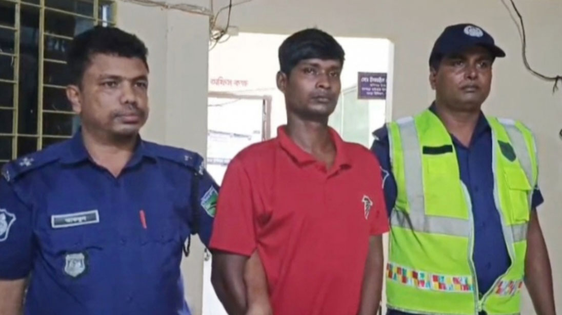 বড়াইগ্রামে ট্রাক-মাইক্রোবাস সংঘর্ষে আটজন নিহতের ঘটনায় ট্রাকচালক গ্রেপ্তার