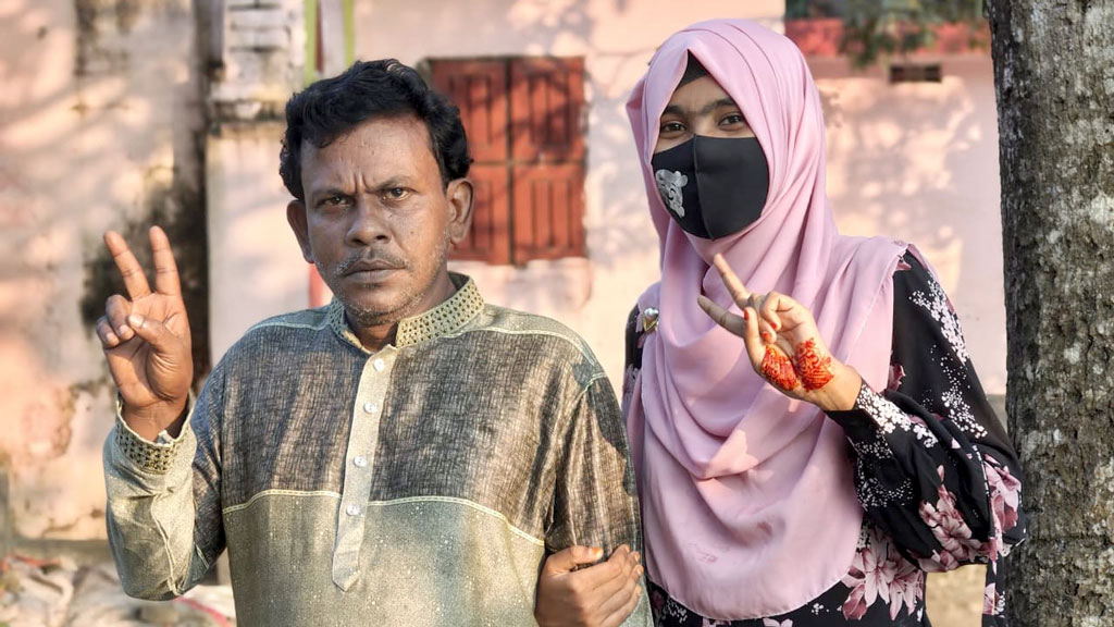 ২৫ বছর পর মেয়ের সঙ্গে এইচএসসি পাস করলেন বাবা