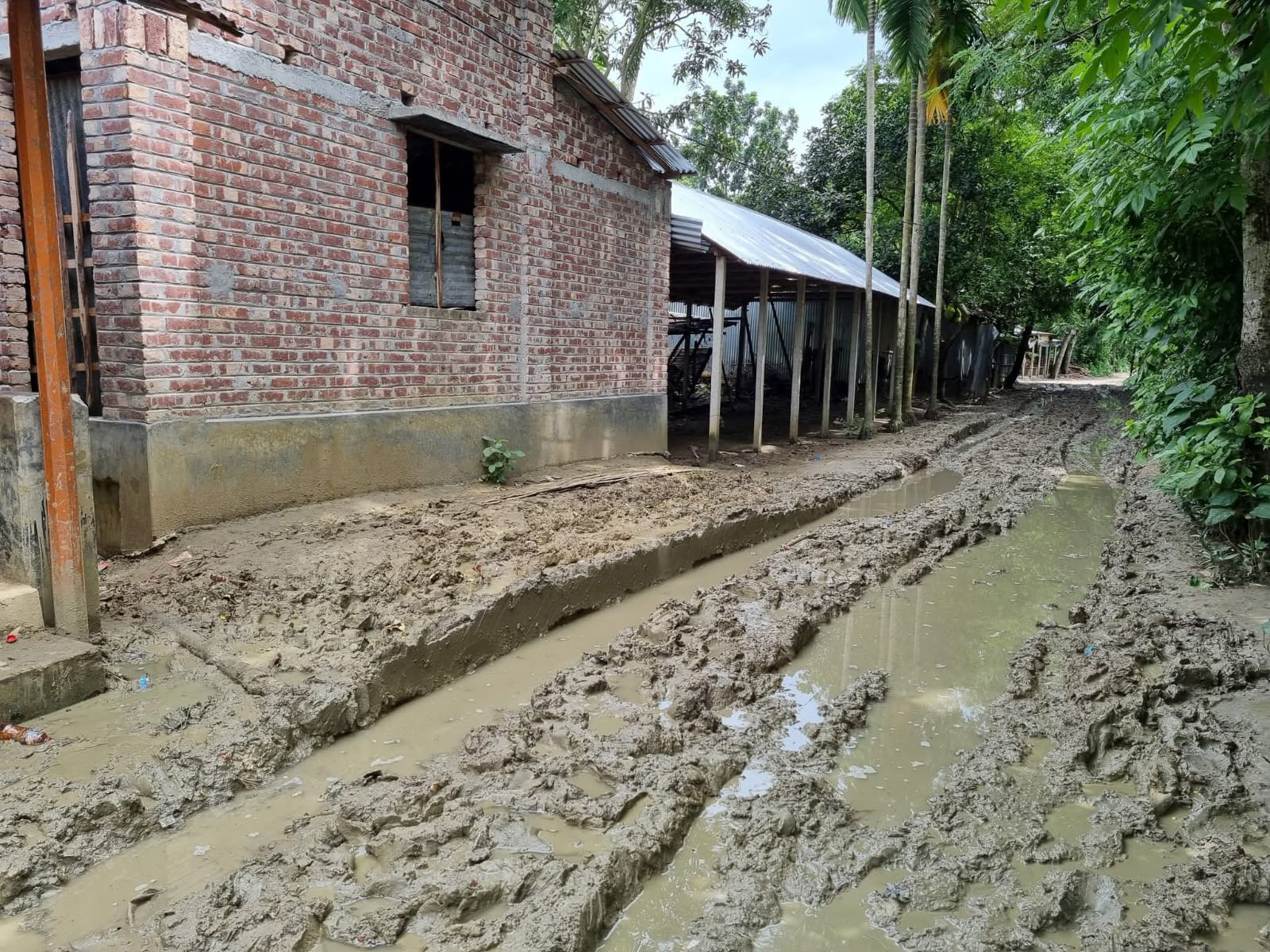 সরকারি রাস্তা পাকাকরণের প্রতিশ্রুতি দিয়ে গ্রামবাসীর কাছে ২ লাখ টাকা চাঁদা আদায়ের অভিযোগ