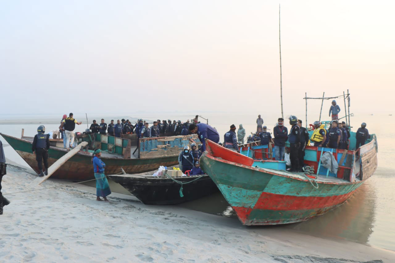 নাটোরে পদ্মার চরে বিশেষ অভিযানে আটক ২০, বিপুল দেশীয় অস্ত্র উদ্ধার