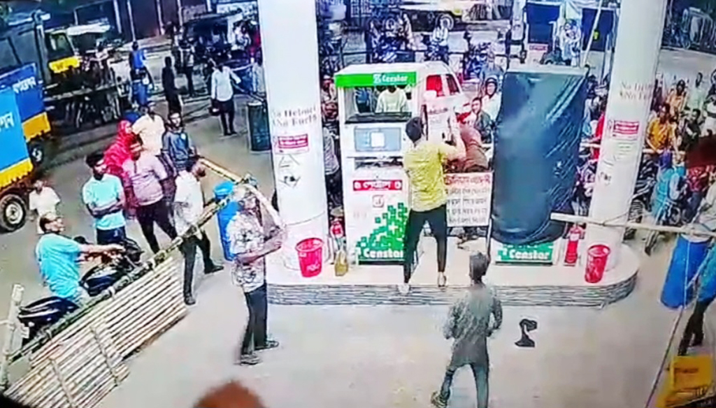 নাটোরে বোতলে তেল না দেওয়ায় ফিলিং স্টেশনের বিক্রয়কর্মীকে মারধর