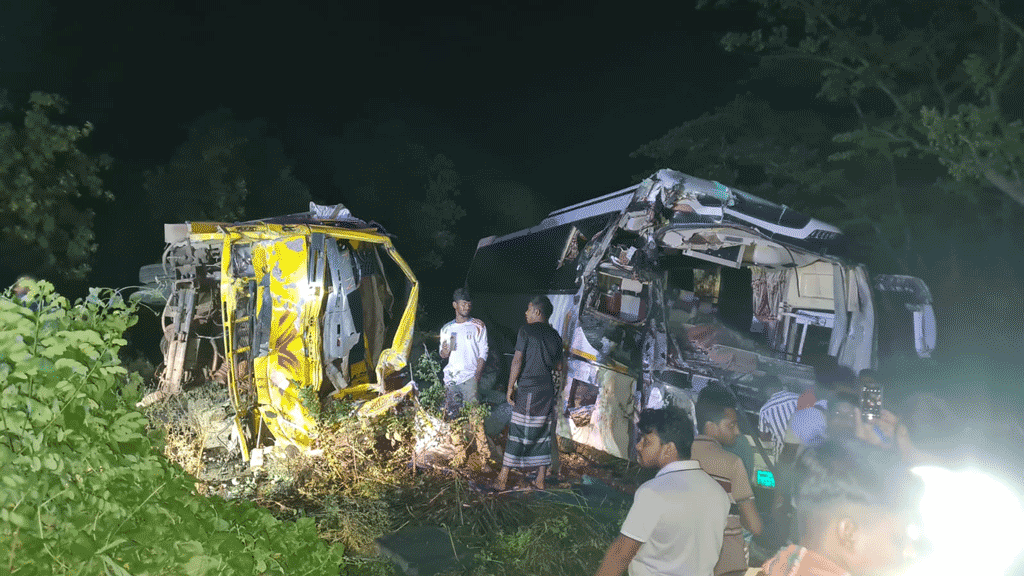 বনপাড়া-হাটিকুমরুল মহাসড়কে বাস-ট্রাক সংঘর্ষ, ট্রাকচালকের সহকারী নিহত, আহত ১২ রুশ নাগরিক