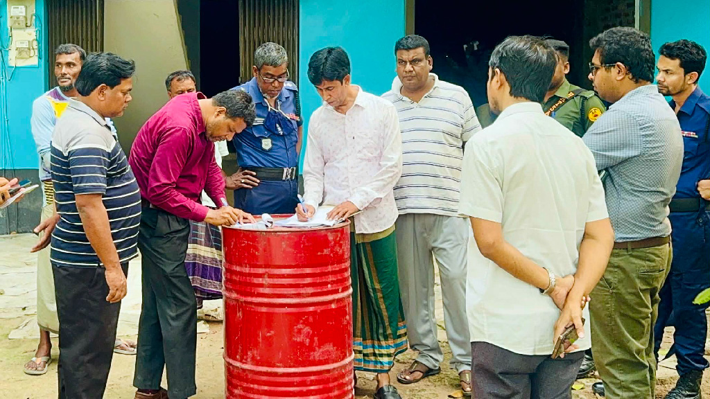 নাটোরে গুদামে মিলল ১১ হাজার লিটার জ্বালানি তেল, লাখ টাকা জরিমানা