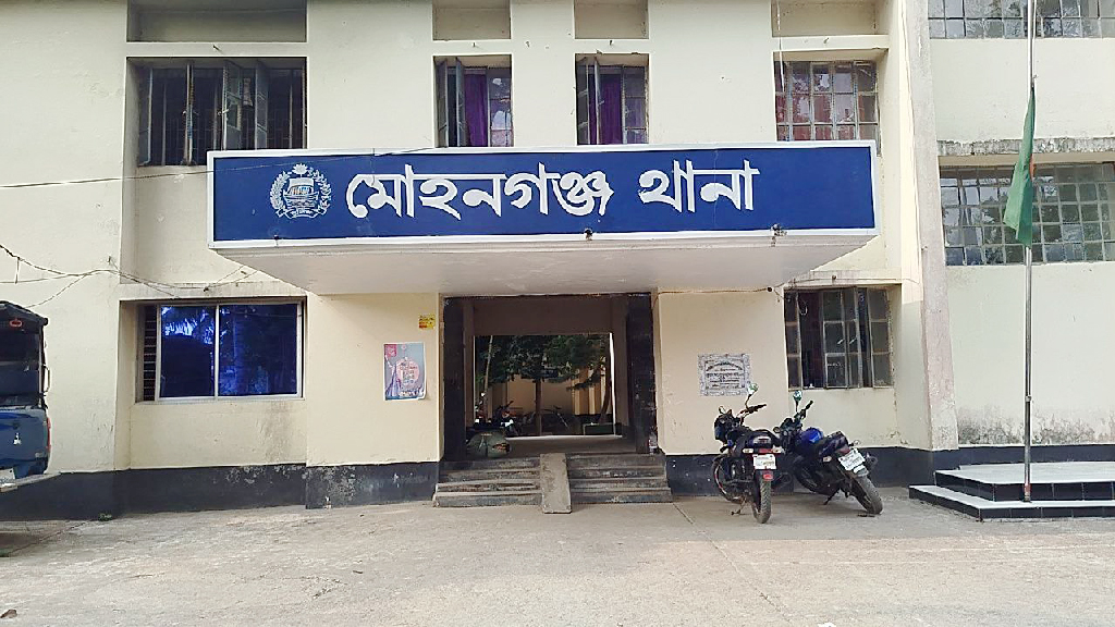 মাদকসেবী ও বখাটের উৎপাতে অতিষ্ঠ শহরবাসী, প্রতিকার চাইলেন পুলিশ সুপারের কাছে