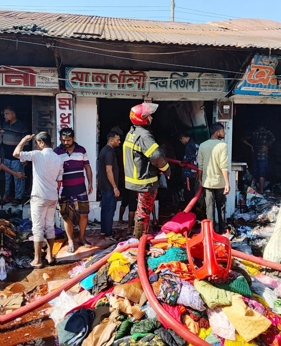 নেত্রকোনার মদনে কাপড়ের দোকানে আগুন। ছবি: আজকের পত্রিকা