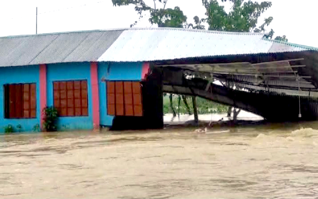 নেত্রকোনায় সীমান্তবর্তী নদ-নদী দিয়ে ঢুকছে পাহাড়ি ঢল, প্লাবিত ৪০ গ্রাম