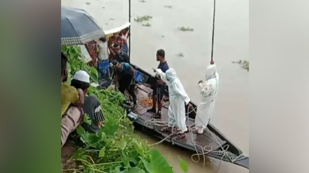 নেত্রকোনায় বালুবাহী বাল্কহেড ডুবে দুই শ্রমিক নিখোঁজ
