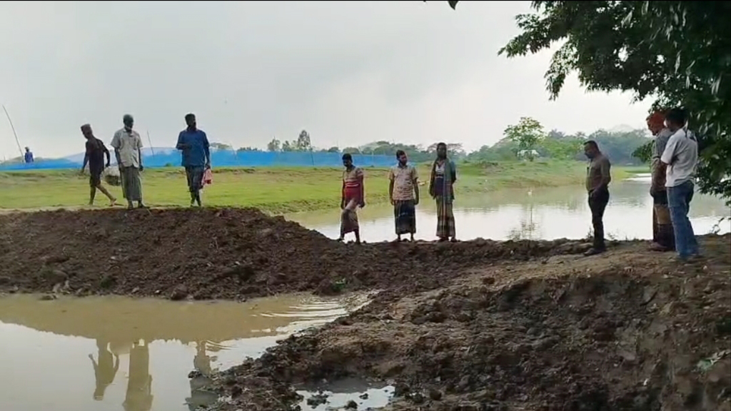 পানি ঢুকছে হাওরে, স্বেচ্ছাশ্রমে খালে বাঁধ দিচ্ছেন এলাকাবাসী