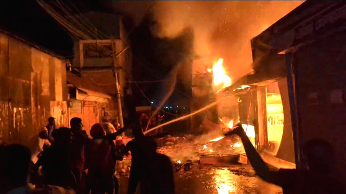নেত্রকোনার বড় বাজারে আগুন, দোকান ও বসতঘর পুড়ে ৭ কোটি টাকার ক্ষয়ক্ষতি
