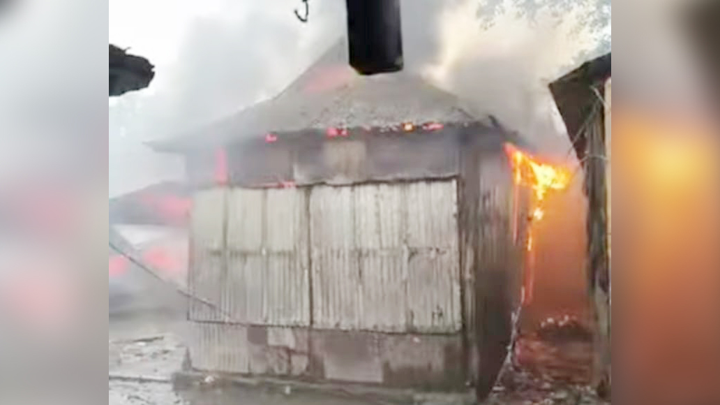 মোহনগঞ্জে আগুনে পুড়ে ছাই দুই দোকান, ১২ লাখ টাকার ক্ষতি