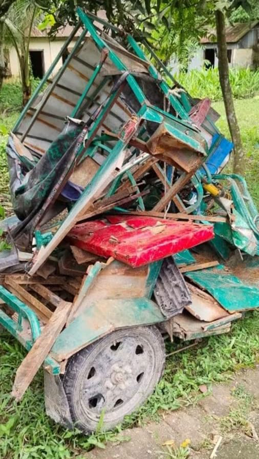 চোরাই কম্বলবোঝাই পিকআপ ও অটোরিকশার সংঘর্ষ, নিহত ১