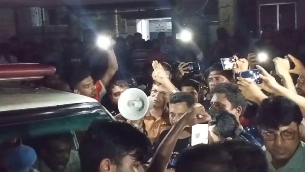 নেত্রকোনায় চিকিৎসায় অবহেলায় রোগীর মৃত্যুর অভিযোগ, হাসপাতালে ভাঙচুর