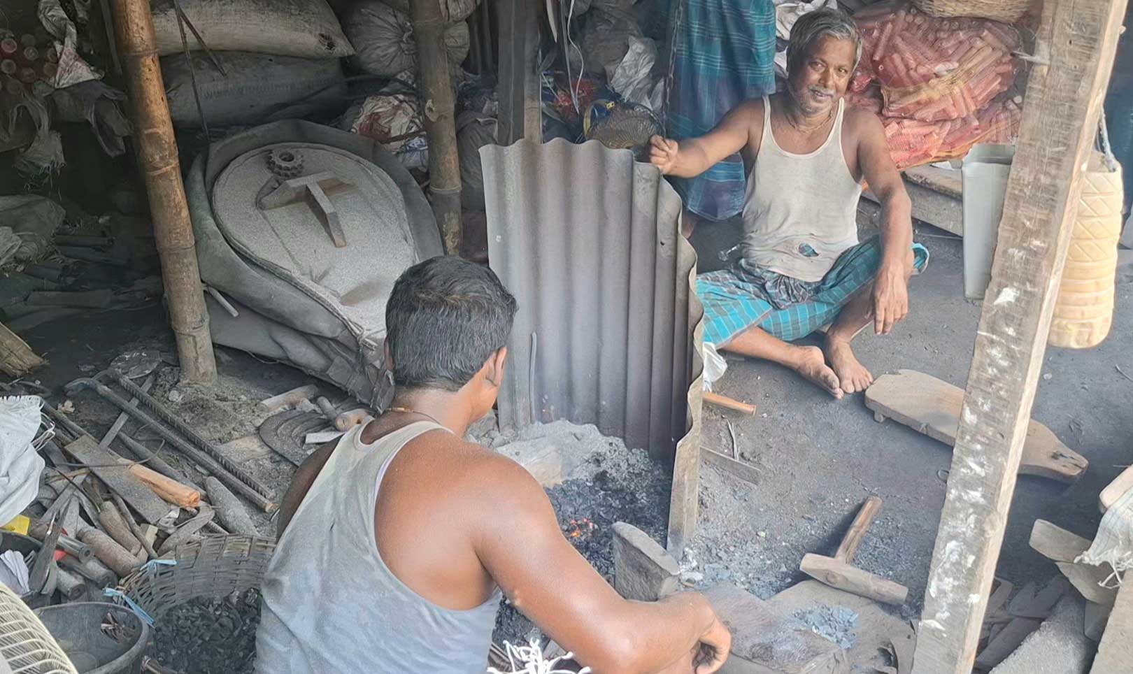 আধুনিকতার চাপে জৌলুশ হারাচ্ছে কামারশিল্প
