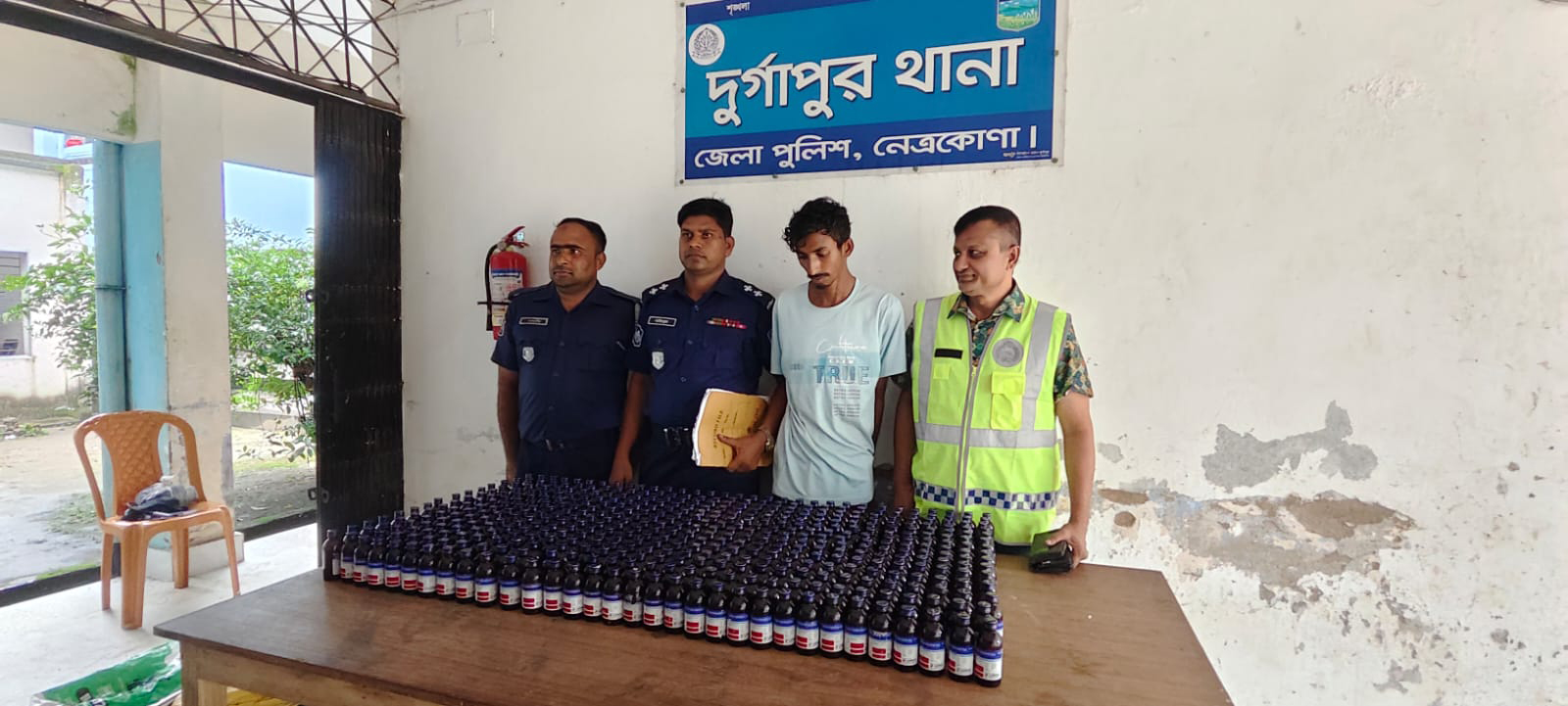 অটোরিকশায় ৪৮০ বোতল ফেনসিডিল, আটক ১
