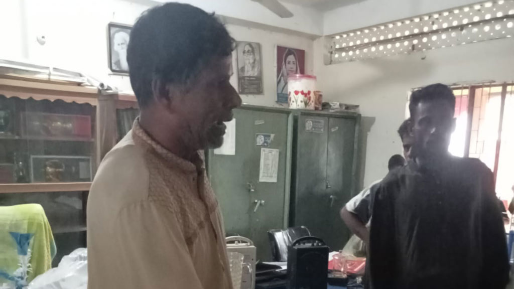 ৩ দিনের ছুটি নিয়ে ১৭ দিন অনুপস্থিত শিক্ষিকা, প্রতিবাদ করায় প্রধান শিক্ষককে মারধর