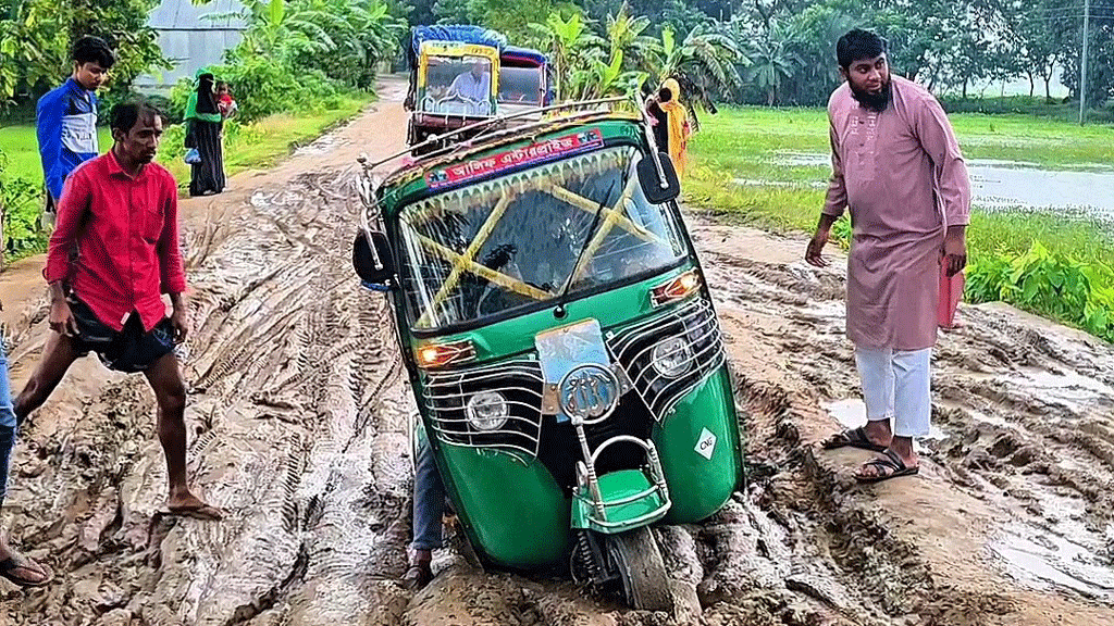 নেত্রকোনা-সিধলি সড়ক বেহাল, প্রতিদিন দুর্ভোগ হাজারো মানুষের