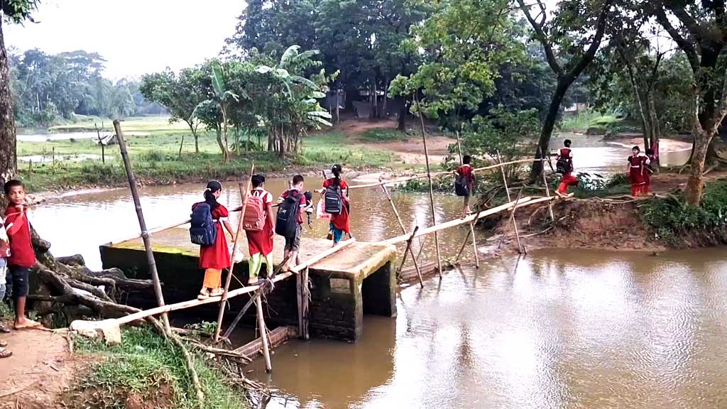 দুর্গাপুরে বন্যার ক্ষত ৬ বছরেও সারেনি, ঝুঁকিপূর্ণ সাঁকো-ভাসমান বাহনে পারাপার