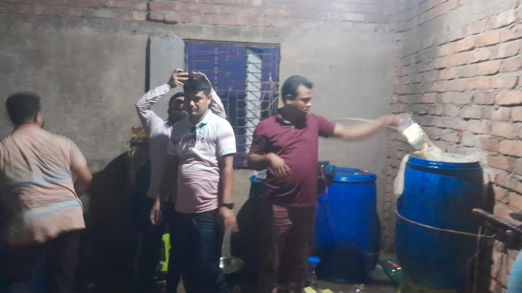নেত্রকোনায় নকল মোড়কে সয়াবিন তেল বিক্রি, ব্যবসায়ীকে জরিমানা