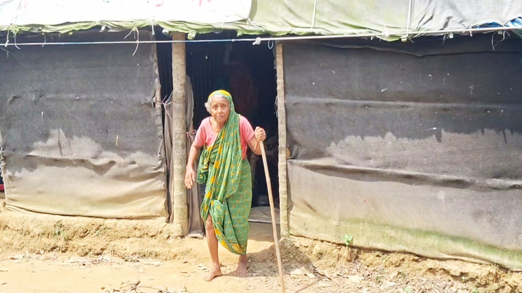 অর্ধাহারে-অনাহারে সখিনা, বয়স্ক ভাতার টাকা খাচ্ছে অন্যরা!