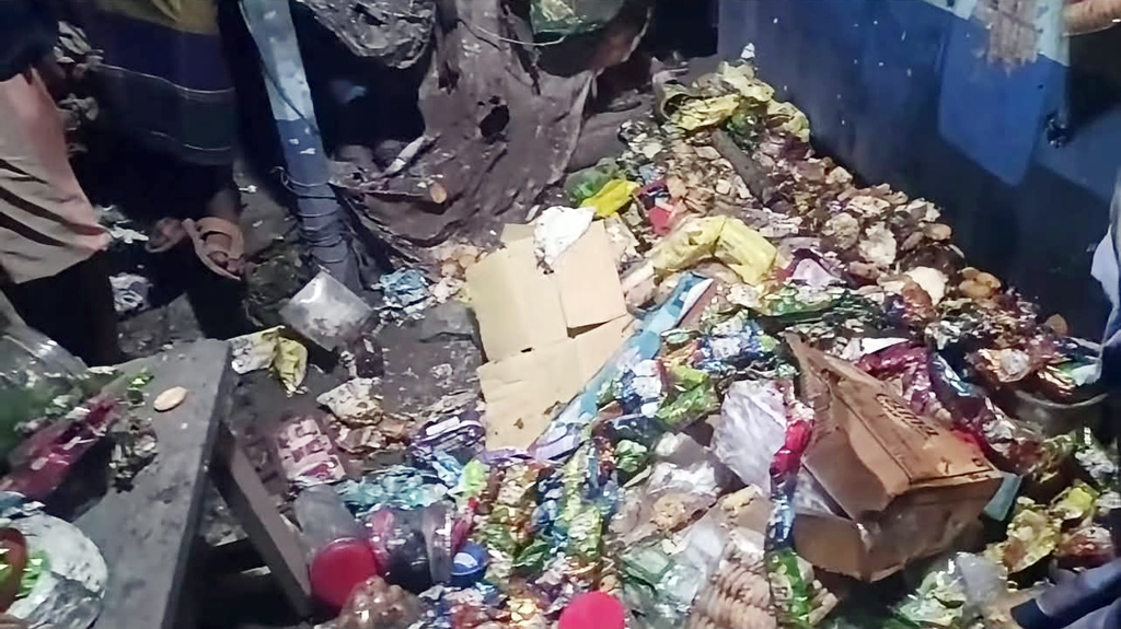 নেত্রকোনায় বাকিতে সিগারেট না দেওয়ায় দোকানে পেট্রোল ঢেলে আগুন, দোকানি দগ্ধ