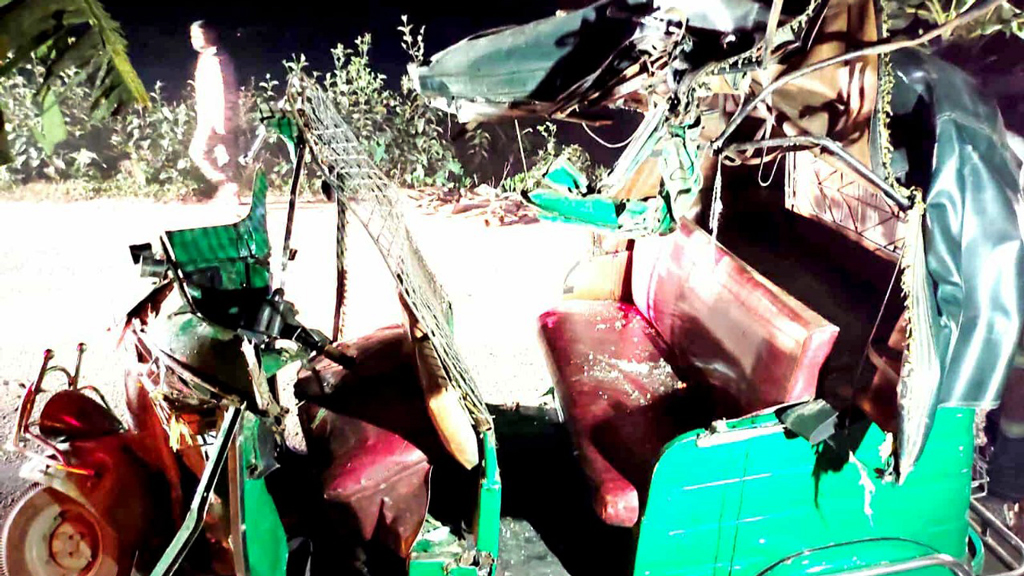 সড়কে বিকল ট্রাকে সিএনজির ধাক্কা, নিহত ২