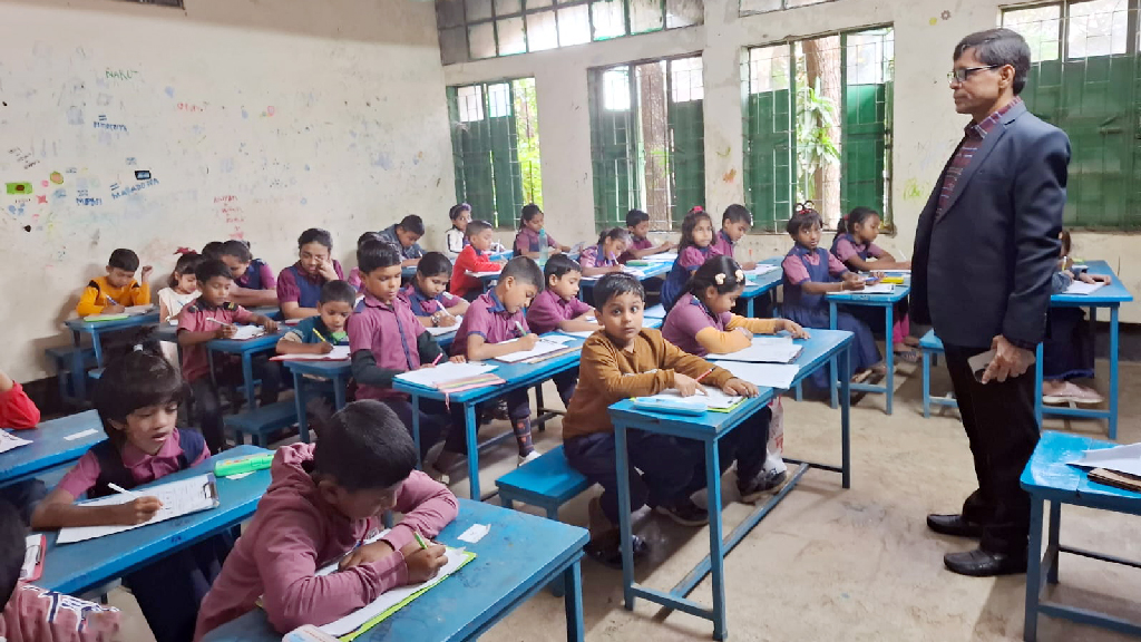 সহকারী শিক্ষকেরা কর্মবিরতিতে: একাই ৪৫০ শিক্ষার্থীর পরীক্ষা নিচ্ছেন প্রধান শিক্ষক