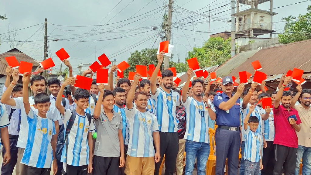 দুর্গাপুরে মাদককে ‘লাল কার্ড’ দেখালেন ফুটবলপ্রেমীরা