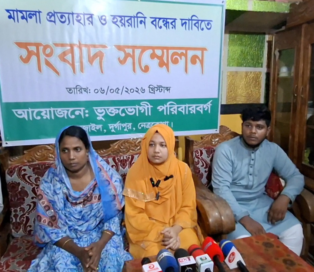 নিজ পছন্দে ঘর ছেড়ে বিয়ে করলেন মেয়ে, অপহরণ মামলা মা-বাবার