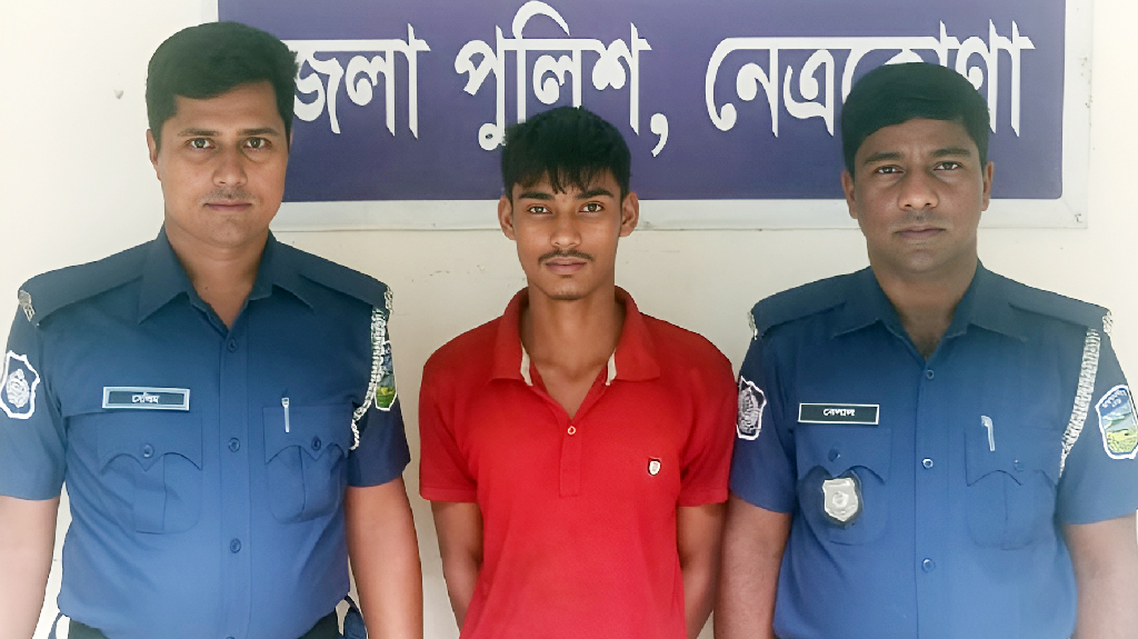 পল্লীবিদ্যুতের ট্রান্সফরমার চুরি করে পিকআপে তোলার সময় হাজির পুলিশ