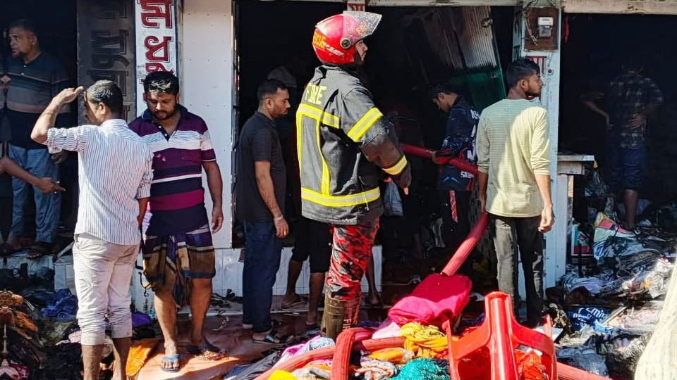নেত্রকোনায় আগুনে পুড়ল ২৫ দোকান, আহত ১