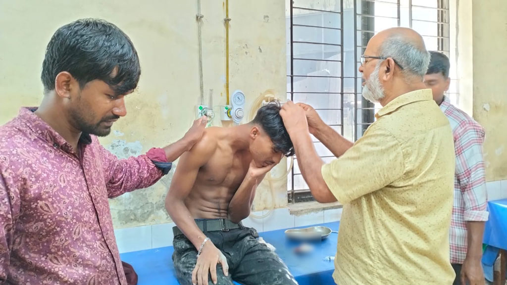 খেলার মাঠের বল বাড়িতে যাওয়ায় সংঘর্ষ, বাবা-ছেলেকে কুপিয়ে জখম