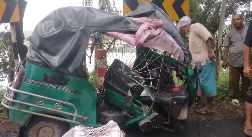 নাটোরে বাসের ধাক্কায় অটোরিকশার চালকসহ নিহত ২