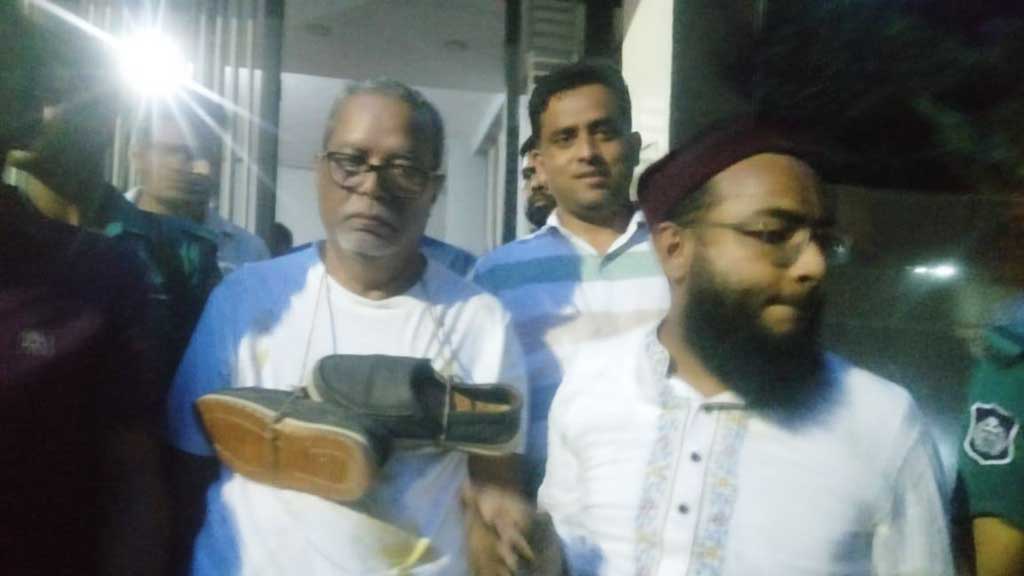 স্থানীয় বাসিন্দারা তাঁকে আটক করে পুলিশে সোপর্দ করেন। সংগৃহীত