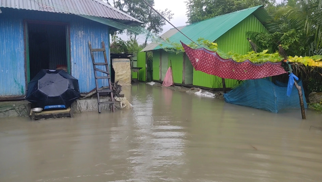 নোয়াখালীতে বৃষ্টি কমলেও জলাবদ্ধতায় দুর্ভোগ, ঘরে ফিরতে পারছে না বহু মানুষ