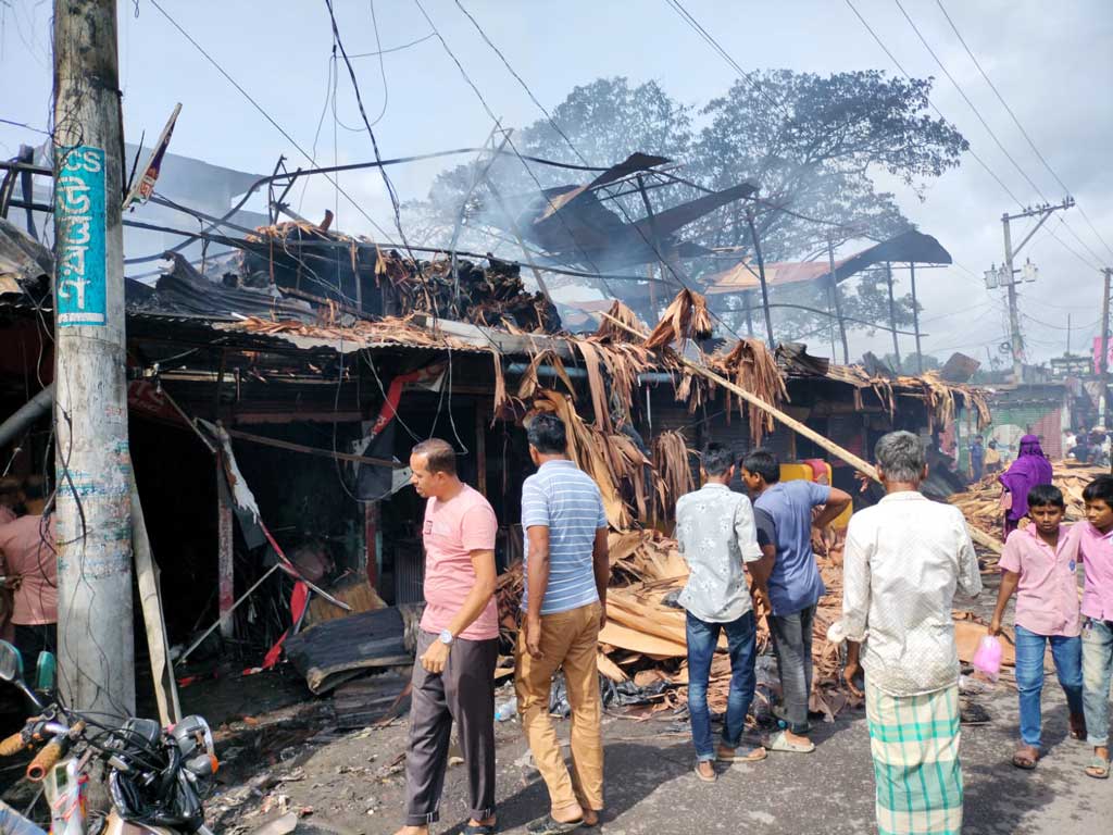 অগ্নিকাণ্ডে পুড়ে গেল ফার্নিচার কারখানা-দোকান, ক্ষতি কয়েক কোটি টাকা