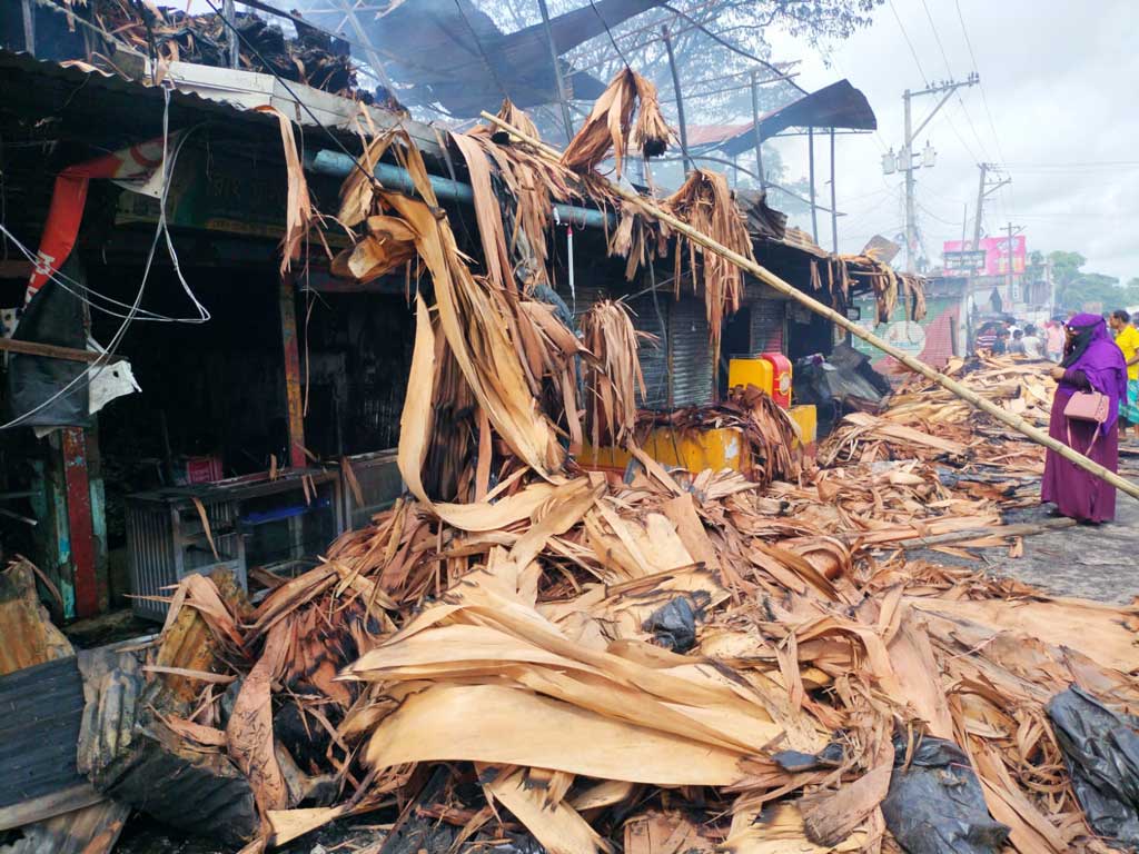 নোয়াখালীর সেনবাগ উপজেলার মোহাম্মদপুর ইউনিয়নের সেবারহাট বাজারে ভয়াবহ অগ্নিকাণ্ড। ছবি: আজকের পত্রিকা