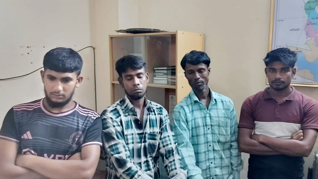 কোম্পানীগঞ্জে বাইরে তালা দিয়ে প্রবাসীর বাড়িতে ডাকাতি, আটক ৪