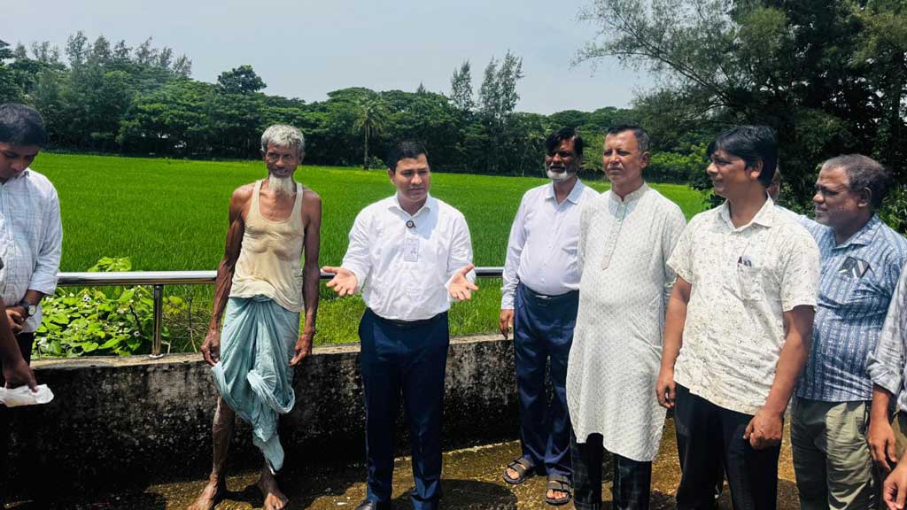 বিদ্যালয়ের পাশে কীটনাশক স্প্রে, শ্রেণিকক্ষে অসুস্থ ২৫ শিক্ষার্থী
