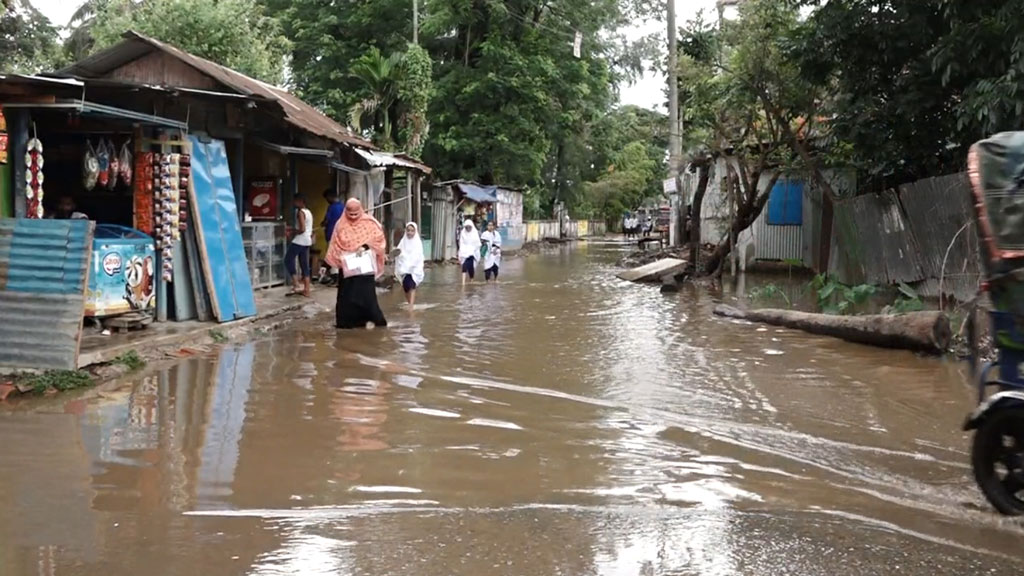 নোয়াখালীতে ২৪ ঘণ্টায় ২১৮ মিলি বৃষ্টিতে জলাবদ্ধতা, শিক্ষার্থী-অভিভাবকদের বিক্ষোভ