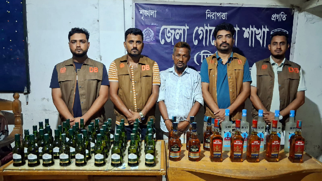 নোয়াখালীতে বালুর স্তূপ থেকে ৫৮ বোতল বিদেশি মদ উদ্ধার, আটক ১